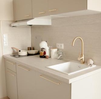 Homecourt Apartment | Studio meublé L'écrin doré avec Netflix