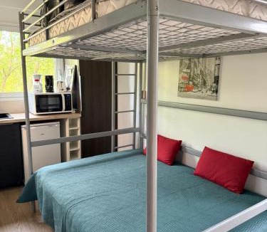 Chavagnes-en-Paillers Apartment | Studio meublé 1 pièce entièrement équipé sans cloisons séparatives