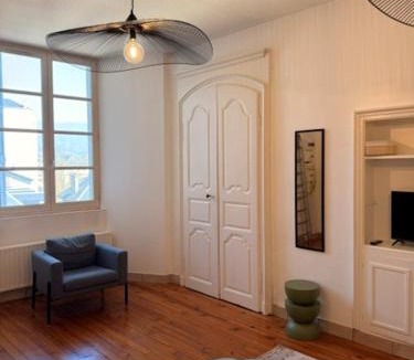 Chambery Apartment | STUDIO MEUBLE COEUR HISTORIQUE CHAMBERY Hotel de Cordon