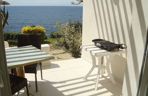 Casaglione Apartment | Studio N°2 in Tiuccia, waterfront, air-conditioned, wifi