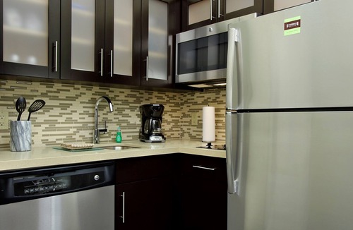 Braeswood Place Apartment | Studio Near Houston Medical Center | Outdoor Pool + 24 Hour Fitness Center