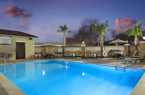 Braeswood Place Apartment | Studio Near Houston Medical Center | Outdoor Pool + 24 Hour Fitness Center
