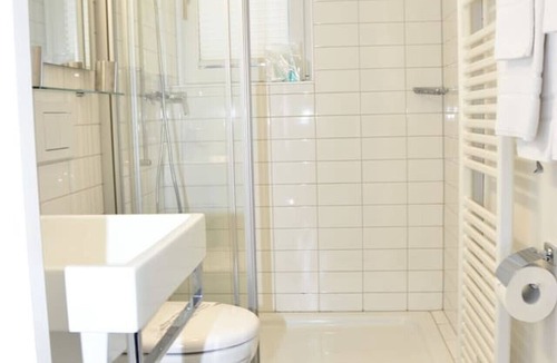 Seefeld Apartment | Studio near Lake - Flower 02