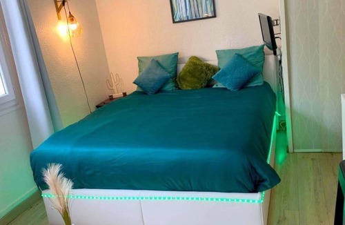 Gambetta Apartment | Studio near Parking with WIFI Center