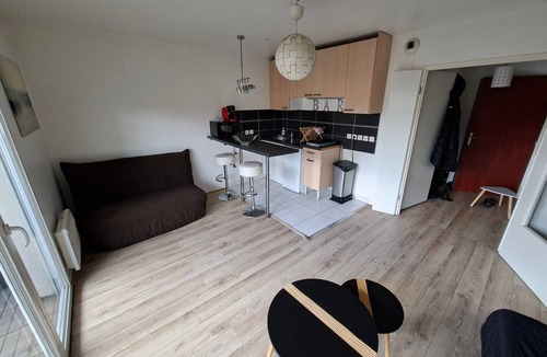 Rosny-sous-Bois Apartment | Studio 'Near RER E' with Balcony
