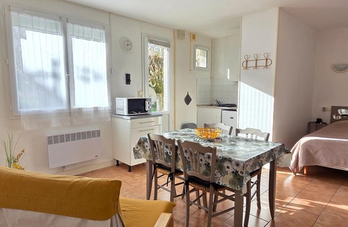 La Roche-Posay Apartment | Studio near Spa with garden, laundry and WIFI