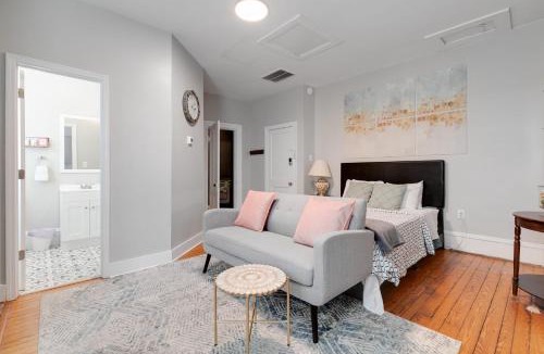 Fan District Apartment | Studio Nest 2Queen beds & 2TVs museums free parking