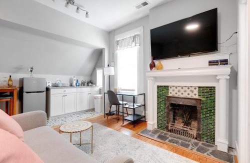 Fan District Apartment | Studio Nest 2Queen beds & 2TVs museums free parking