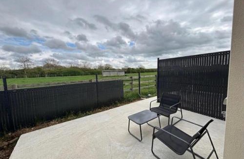 Huest House | Studio neuf avec terrasse et vue dégagée