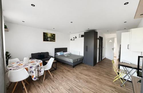 Huest House | Studio neuf avec terrasse et vue dégagée
