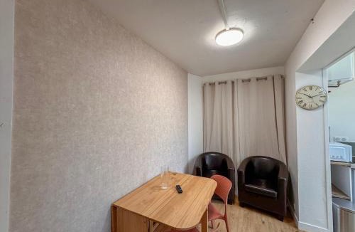 Bressuire Apartment | Studio Neuf Centre - Chambre Séparée - Parking
