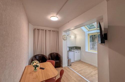 Bressuire Apartment | Studio Neuf Centre - Chambre Séparée - Parking