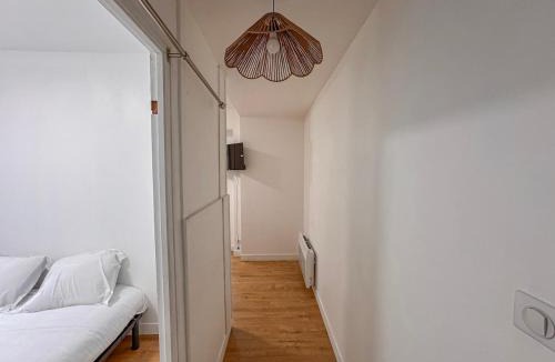 Bressuire Apartment | Studio Neuf Centre - Chambre Séparée - Parking