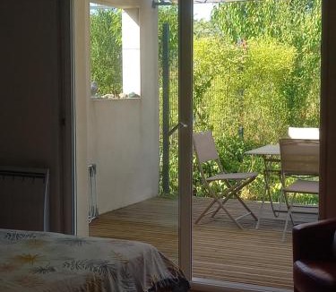 Allegre Les Fumades Apartment | studio neuf climatisé