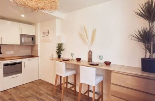 Clichy Apartment | Studio "noé", au Pied du Métro