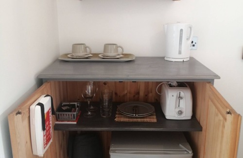 Sandford Apartment | Studio @ No28 Peaceful Garden Annexe