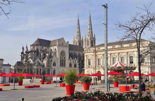 Cholet Apartment | Studio Notre Dame 3 in the heart of town, 30 minutes from the Puy du Fou park