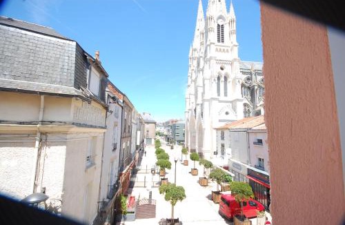 Cholet Apartment | Studio Notre- Dame coeur de ville Wifi Netflix