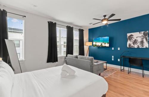 North Hyde Park Apartment | Studio Oasis Pool and Gym CoWorking Spaces