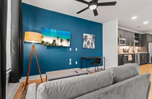 North Hyde Park Apartment | Studio Oasis Pool and Gym CoWorking Spaces