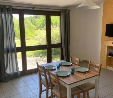 Saint-Remy-Sur-Durolle Apartment | Studio Ocre Au Bord Du Lac