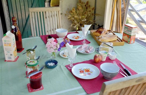 Nouan-sur-Loire Apartment | Studio on the banks of a Sologne pond, near Chambord and the Loire.