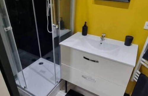 Saint-Quentin Apartment | Studio Orchidée, Tout Confort, Rénové