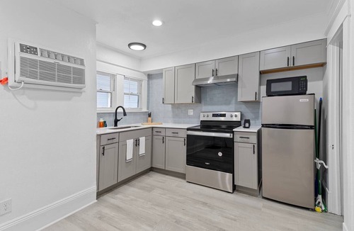 Lake Eola Heights House | studio Orlando Rental Kitchen & Fast Wi-Fi