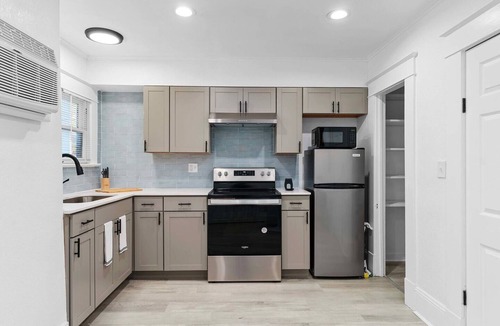 Lake Eola Heights House | studio Orlando Rental Kitchen & Fast Wi-Fi