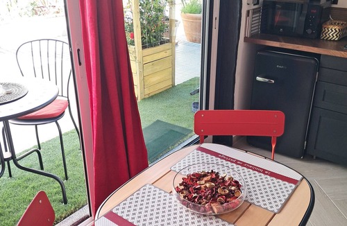 Pantin Apartment | Studio Paris, Le Petit Parisien