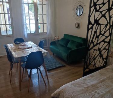 Bagnoles-de-l'Orne Apartment | Studio plein centre face au lac, cave vélo