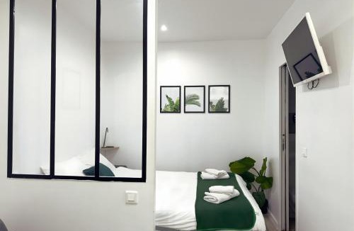 8th Arrondissement Apartment | Studio Ponthieu sur Champs Elysées - calme & design