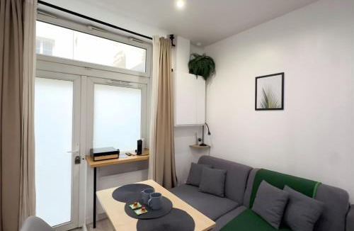 8th Arrondissement Apartment | Studio Ponthieu sur Champs Elysées - calme & design