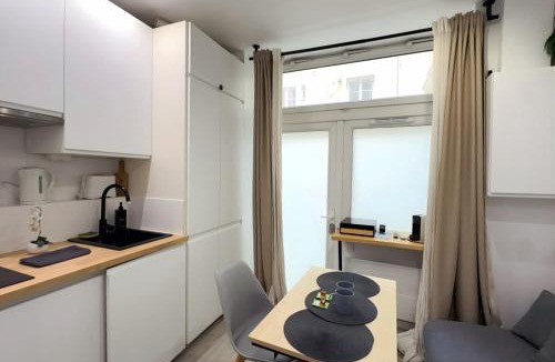 8th Arrondissement Apartment | Studio Ponthieu sur Champs Elysées - calme & design