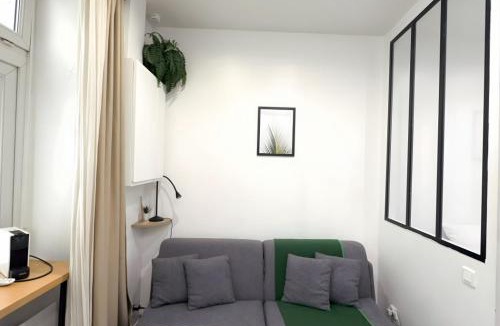 8th Arrondissement Apartment | Studio Ponthieu sur Champs Elysées - calme & design