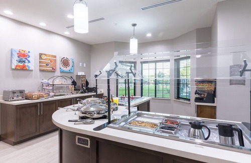 Lake Jackson Apartment | Studio | Pool + King bed + FREE Breakfast