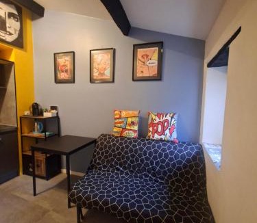 Villeneuve-les-Avignon Apartment | Studio Pop Art Villeneuve Centre