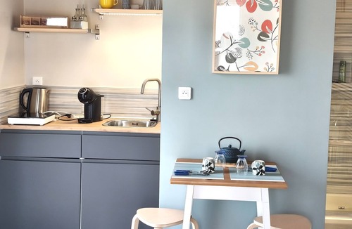 Saulcet Apartment | Studio "Private Room, En-Suite Bathroom" with Private Terrace, Wi-Fi and Air Conditioning