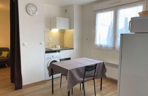 Balaruc-les-Bains Apartment | Studio rénové avec balcon, proche commerces, wifi et cellier privatif - Balaruc-les-Bains. - FR-1-553-13