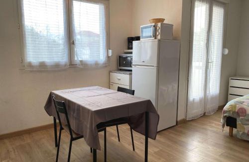 Balaruc-les-Bains Apartment | Studio rénové avec balcon, proche commerces, wifi et cellier privatif - Balaruc-les-Bains. - FR-1-553-13