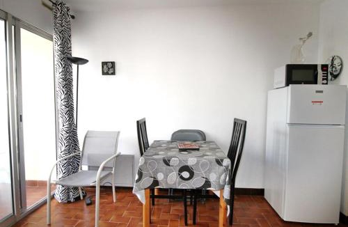 Balaruc-les-Bains Apartment | Studio rénové avec wifi, balcon et climatisation à Balaruc-les-Bains - FR-1-553-53