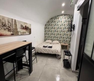 Saint-Jean-de-Vedas Apartment | Studio rénové centre-ville - Tram et Parking gratuit