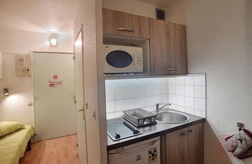 Lamalou-les-Bains Apartment | Studio rénové Lamalou, proche Thermes, WIFI, animaux admis - FR-1-451-110