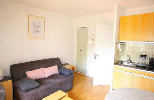 Bagneres-de-Luchon Apartment | Studio rénové télécabine - Balcon & Parking - FR-1-313-148