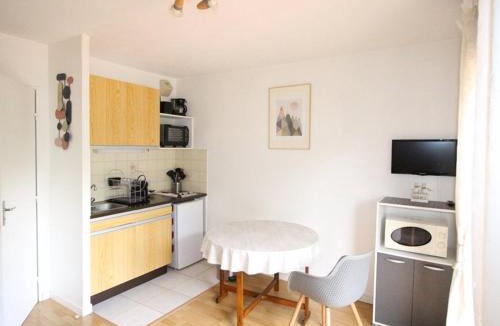 Bagneres-de-Luchon Apartment | Studio rénové télécabine - Balcon & Parking - FR-1-313-148
