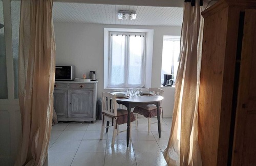 Forges-les-Bains Apartment | Studio RDC La Tanière de Bains