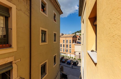 Barri Vell Apartment | Studio Rei Martí - Holiday Apartment Rental Girona | Bravissimo