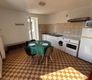 Saint-Rome-de-Cernon Apartment | Studio rez de chaussée