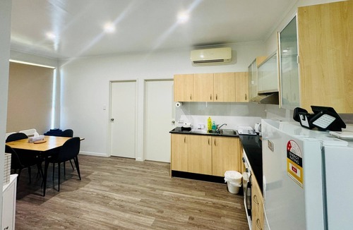 Bulimba House | Studio Room 1, Attached Bathroom, AC, Parking