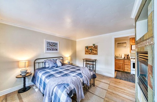 Lakeside Park Cabin | Studio room only a short walk from all of Stateline`s top attractions!